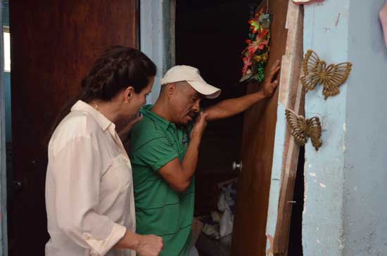 Recorre Carolina Viggiano colonias afectadas por lluvias en Acuña