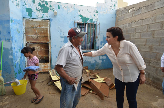 Recorre Carolina Viggiano colonias afectadas por lluvias en Acuña