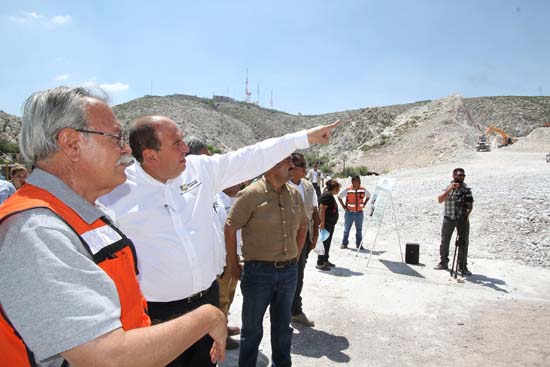 Supervisa gobernador trabajos de construcción en el bulevar Laguna 