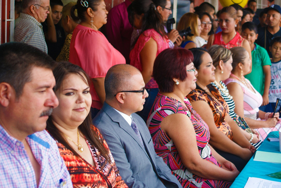 Acude César Gutiérrez a ceremonia de graduación 