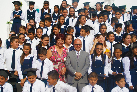 Acude César Gutiérrez a ceremonia de graduación 