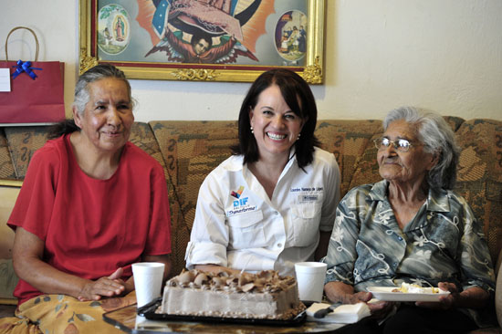 Celebra DIF Saltillo los 104 años de doña Enriqueta 