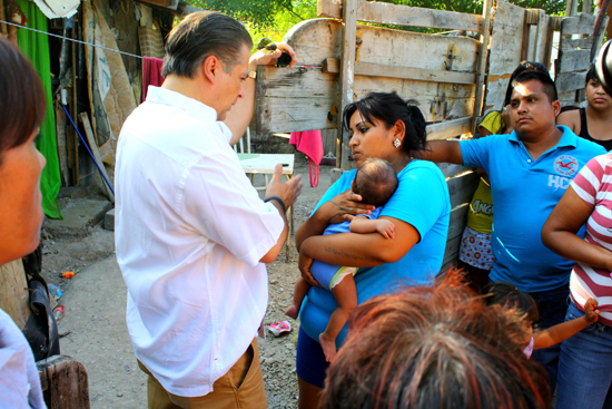 CONTINUA EL ALCALDE EVARISTO LENIN PÉREZ VISITANDO ZONAS AFECTADAS POR INUNDACIÓN.