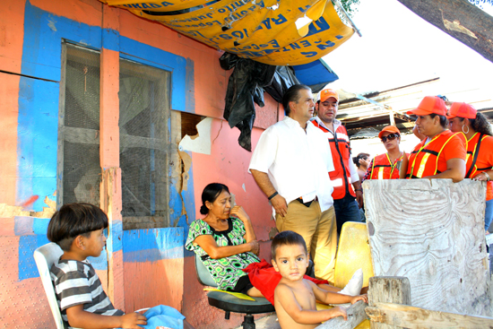 CONTINUA EL ALCALDE EVARISTO LENIN PÉREZ VISITANDO ZONAS AFECTADAS POR INUNDACIÓN.