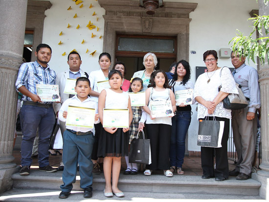 Premia gobierno del estado a ganadores de concurso de fotografía ambiental y cuento naturaleza 