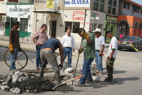 Supervisa César Gutiérrez obras de drenaje 