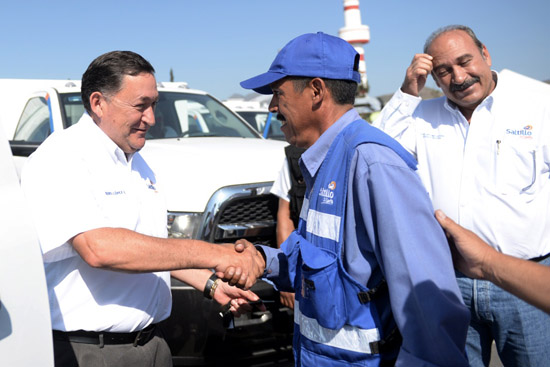 Entregan vehículos para obra pública en Saltillo 