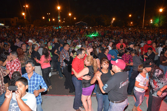 FIESTAS PATRIAS EN PIEDRAS NEGRAS CON GRUPO “TROPICALÍSIMO APACHE”