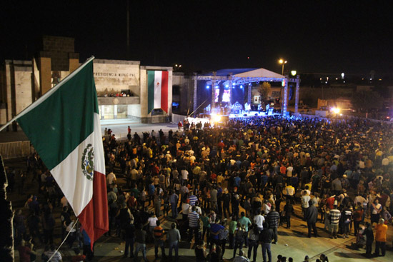 FIESTAS PATRIAS EN PIEDRAS NEGRAS CON GRUPO “TROPICALÍSIMO APACHE”