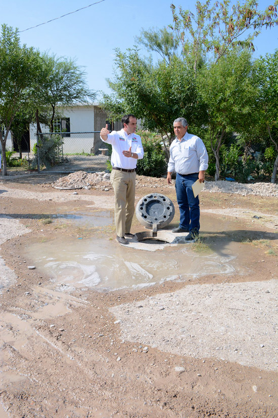 INVITA ALCALDE A LOS HABITANTES DE LAS COLONIAS EL CENIZO Y RAMOS ARIZPE A REALIZAR CONTRATO PARA CONEXIÓN DE DRENAJE 