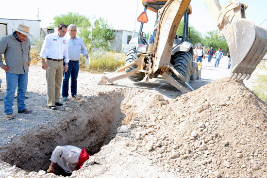 INVITA ALCALDE A LOS HABITANTES DE LAS COLONIAS EL CENIZO Y RAMOS ARIZPE A REALIZAR CONTRATO PARA CONEXIÓN DE DRENAJE 