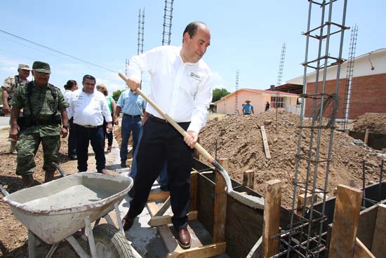 Supervisa gobernador construcción de aulas 