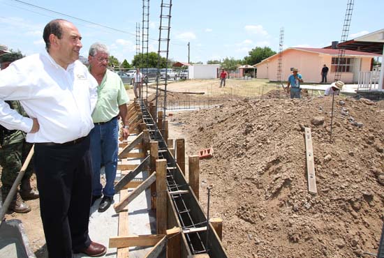 Supervisa gobernador construcción de aulas 