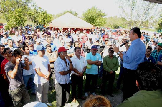 Dialoga Alcalde con obreros de la 147 en el punto de reunión de los martes 