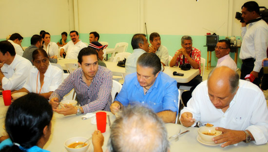 Evaristo Lenin Pérez y  Emilio Mendoza Kaplan desayunan en comedor comunitario