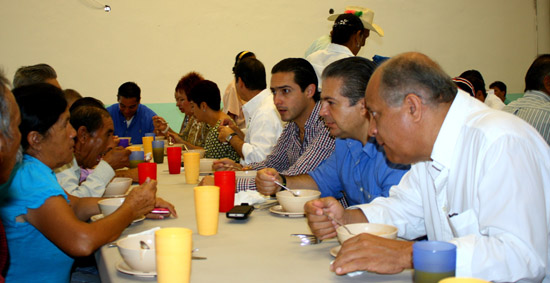 Evaristo Lenin Pérez y  Emilio Mendoza Kaplan desayunan en comedor comunitario