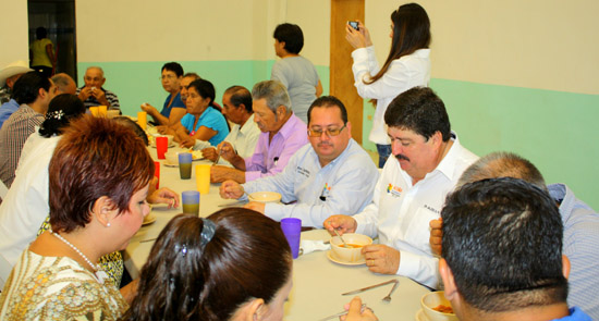 Evaristo Lenin Pérez y  Emilio Mendoza Kaplan desayunan en comedor comunitario