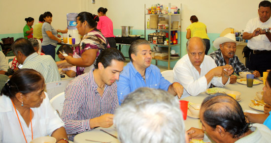 Evaristo Lenin Pérez y  Emilio Mendoza Kaplan desayunan en comedor comunitario