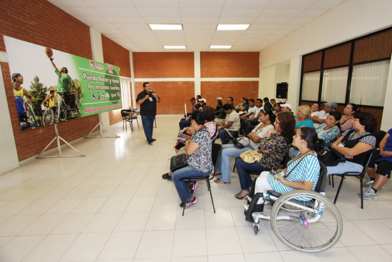 IMPARTE DIF MUNICIPAL PLÁTICAS DE MOTIVACIÓN A PERSONAS CON DISCAPACIDAD Y FAMILIARES 