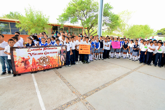 ALCALDE CUMPLE COMPROMISOS CON ALUMNOS DE LA ESCUELA PRIMARIA “VICENTE GUERRERO” 