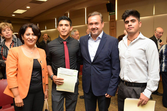 Asiste Alcalde Licenciado Gerardo García a entrega de becas de la UAdeC 