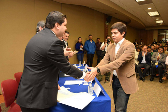 Asiste Alcalde Licenciado Gerardo García a entrega de becas de la UAdeC 