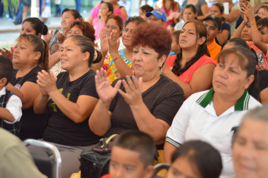 Entregan Armando Guadiana y Eloy Cavazos enseres domésticos a familias damnificadas 