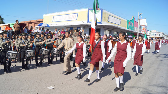 Desfilan miles para conmemorar Revolución Mexicana en Nueva Rosita 