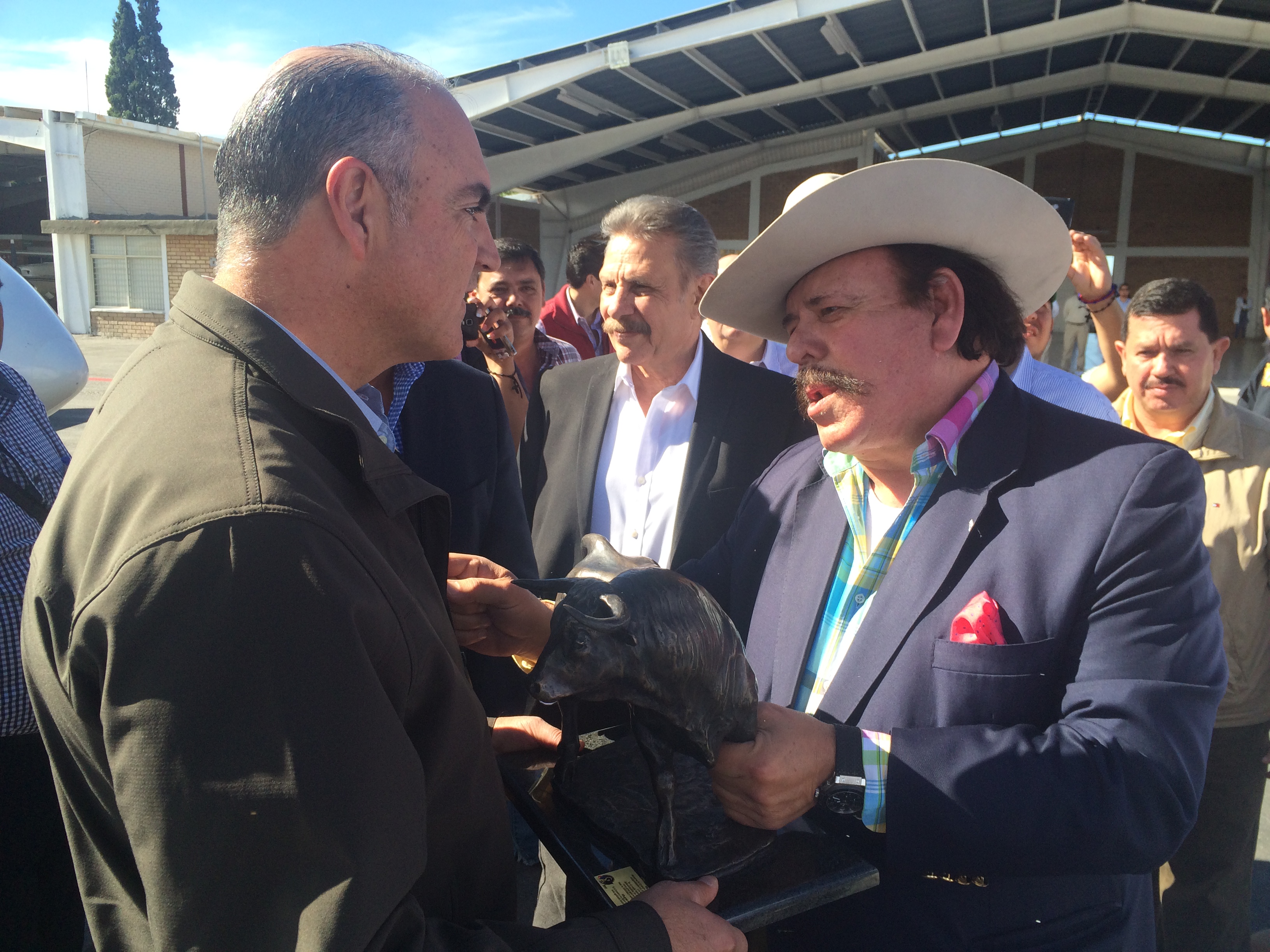 Entrega Guadiana Tijerina  toro indultado  a SAGARPA