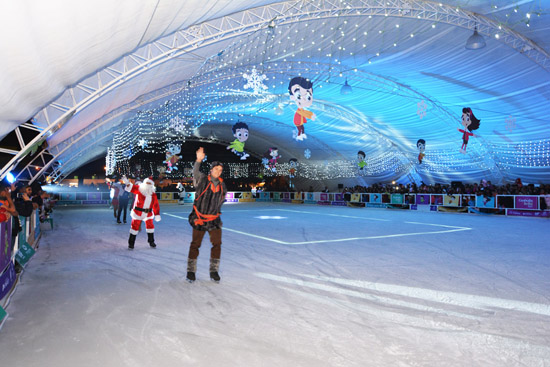 INICIAN FESTIVIDADES NAVIDEÑAS EN PIEDRAS NEGRAS CON ENCENDIDO DE PINO MONUMENTAL Y ARRANQUE DE PISTA DE HIELO 