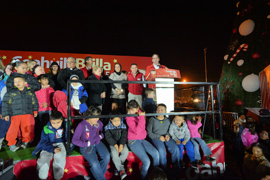 INICIAN FESTIVIDADES NAVIDEÑAS EN PIEDRAS NEGRAS CON ENCENDIDO DE PINO MONUMENTAL Y ARRANQUE DE PISTA DE HIELO 