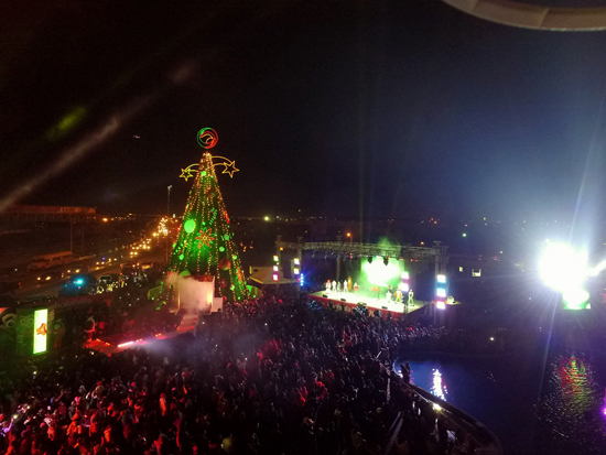 INICIAN FESTIVIDADES NAVIDEÑAS EN PIEDRAS NEGRAS CON ENCENDIDO DE PINO MONUMENTAL Y ARRANQUE DE PISTA DE HIELO 