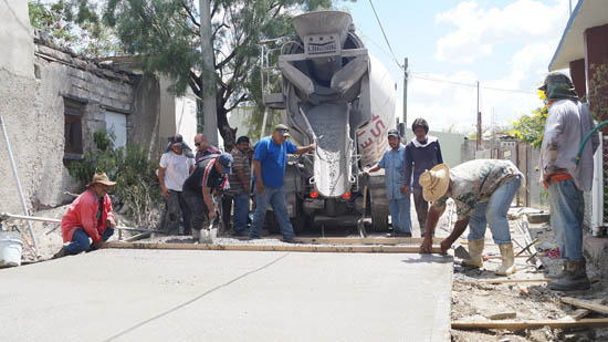 Invierte César Gutiérrez en más pavimentación 