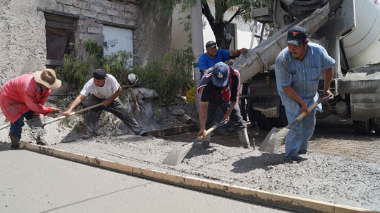 Invierte César Gutiérrez en más pavimentación 