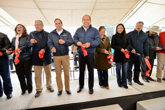  INAUGURAN ALCALDE Y GOBERNADOR PAVIMENTACIÓN DEL CALLEJÓN DEL REMOLINO