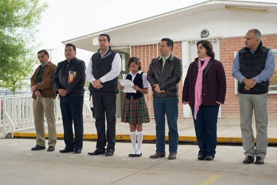 Entrega Ricardo Aguirre techumbre de escuela Independencia 