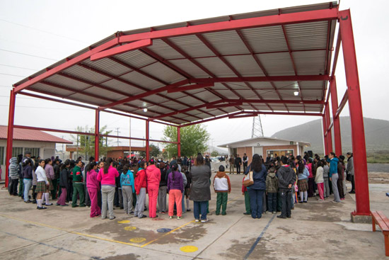 Entrega Ricardo Aguirre techumbre de escuela Independencia 