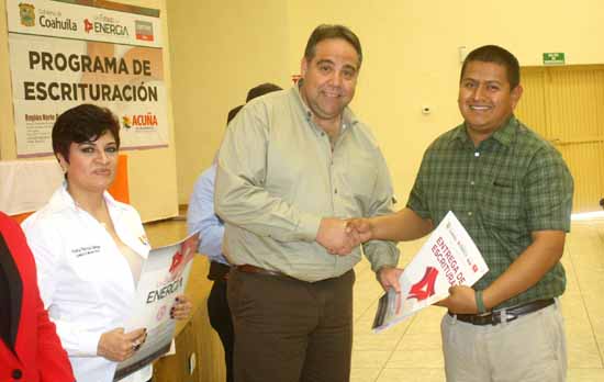 ENTREGAN GOBIERNO ESTATAL Y MUNICIPAL ESCRITURAS A 81 BENEFICIARIOS