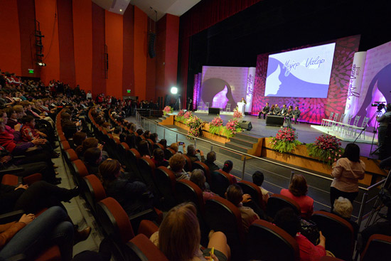 MUJER NIGROPETENSE RECIBE PRESEA MUJER CON VALOR 