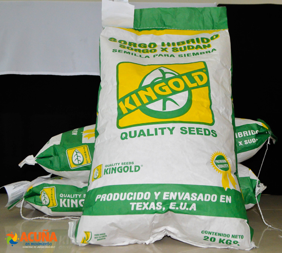 Entrega Evaristo Lenin Pérez semilla de sorgo subsidiada a agricultores 