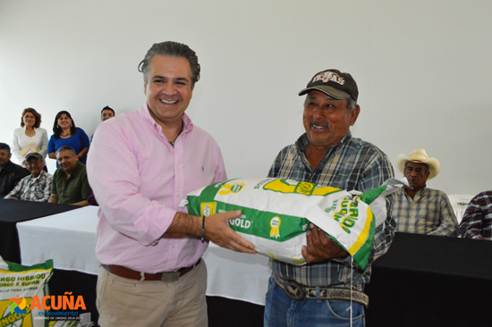 Entrega Evaristo Lenin Pérez semilla de sorgo subsidiada a agricultores 