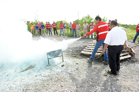 IMPARTE PROTECCIÓN CIVIL Y BOMBEROS CAPACITACIÓN SOBRE USO CORRECTO DE EXTINTORES 