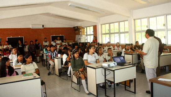 Llevan las “crónicas del municipio de Acuña” a escuelas 