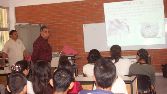 Llevan las “crónicas del municipio de Acuña” a escuelas 