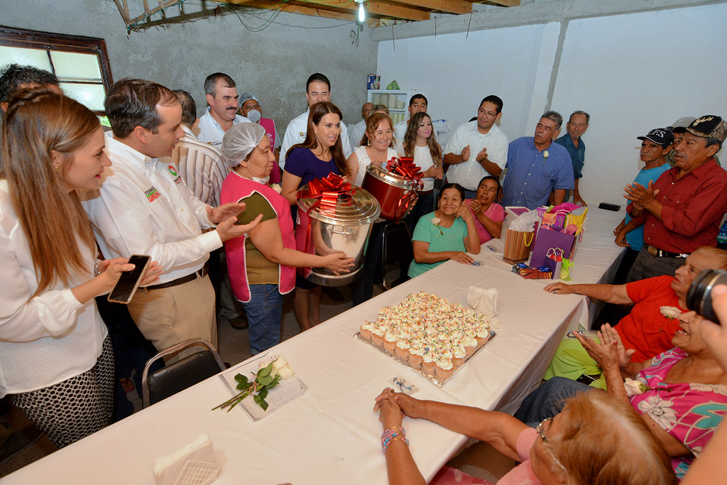 ALCALDE Y PRESIDENTA DEL DIF COAHUILA REALIZAN GIRA DE TRABAJO SOCIAL POR PIEDRAS NEGRAS 