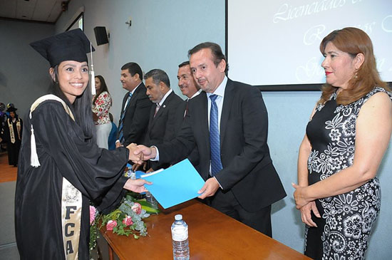 Apadrina Alcalde de Monclova a graduados de la UA de C  