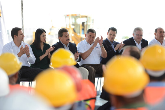 Da Isidro la bienvenida a la planta Neapco