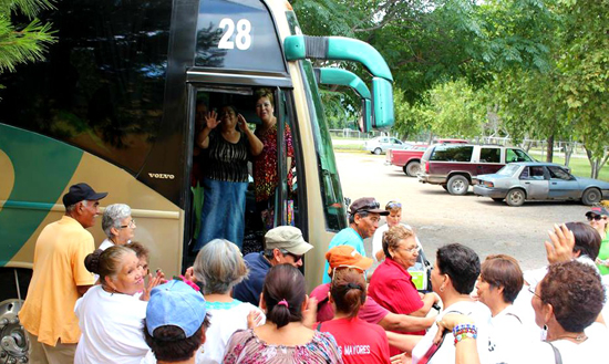 Visitan adultos mayores el municipio de Muzquiz, Coahuila 