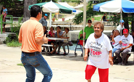 Visitan adultos mayores el municipio de Muzquiz, Coahuila 