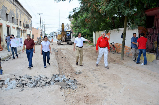 ALCALDE SUPERVISA OBRAS DE DRENAJE Y AGUA POTABLE EN ZONA CENTRO 